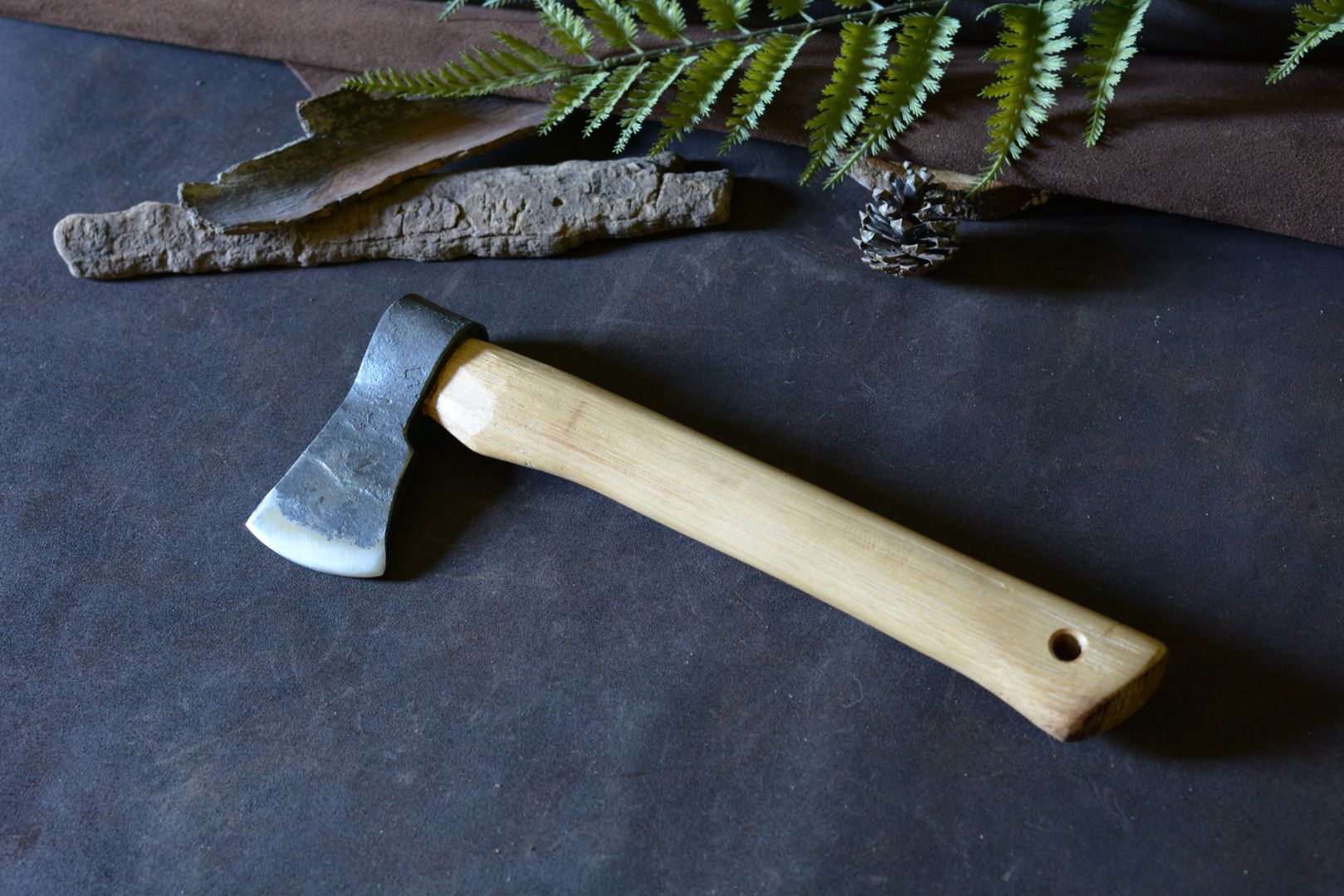 Hache artisanale forgée n°2 complète avec manche en acacia – Forge Gardarson