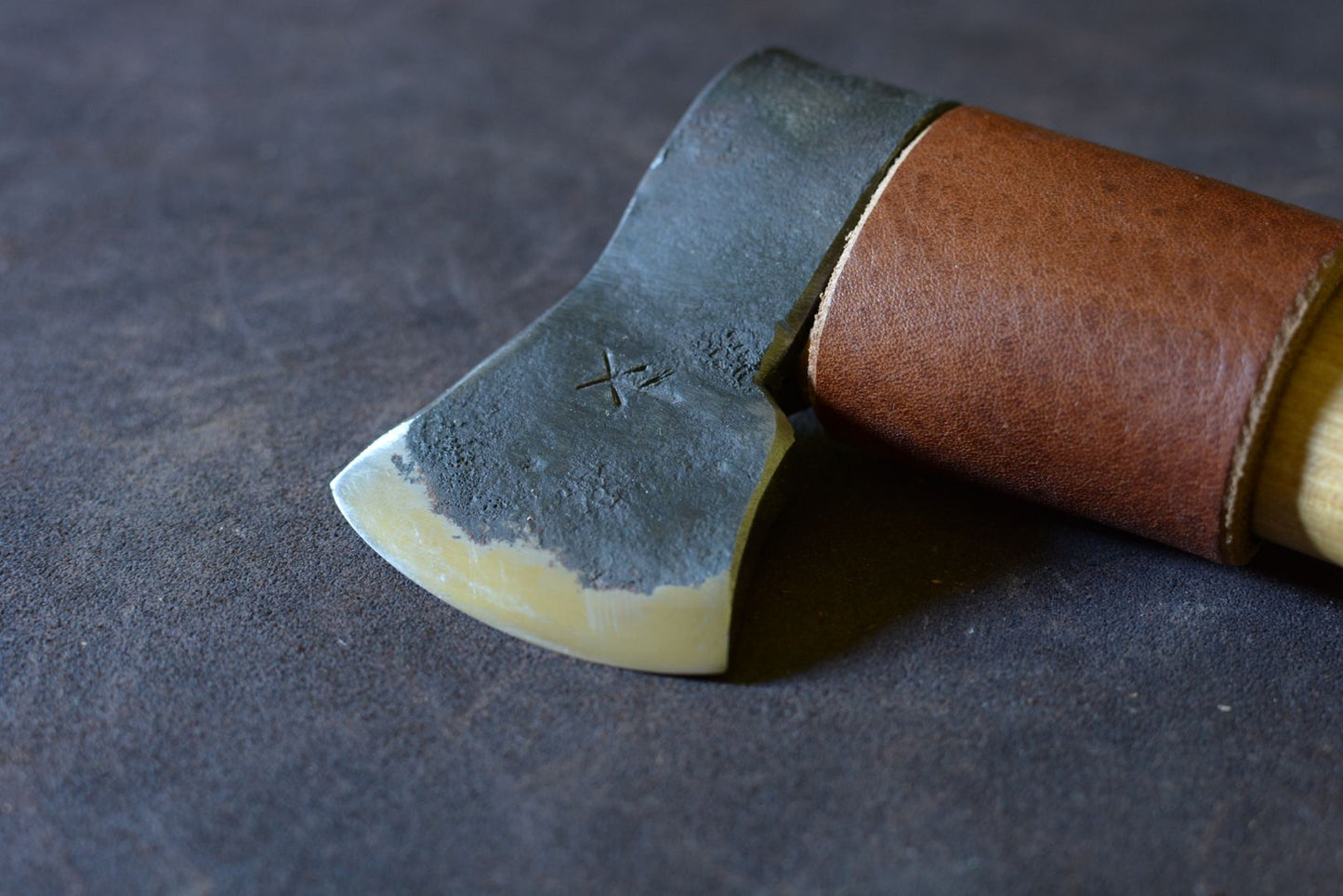 Détail du fer de hache artisanale forgée n°1 – Forge Gardarson