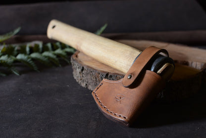 Fer de hache artisanale n°3 dans sa gaine en cuir sur-mesure – Forge Gardarson