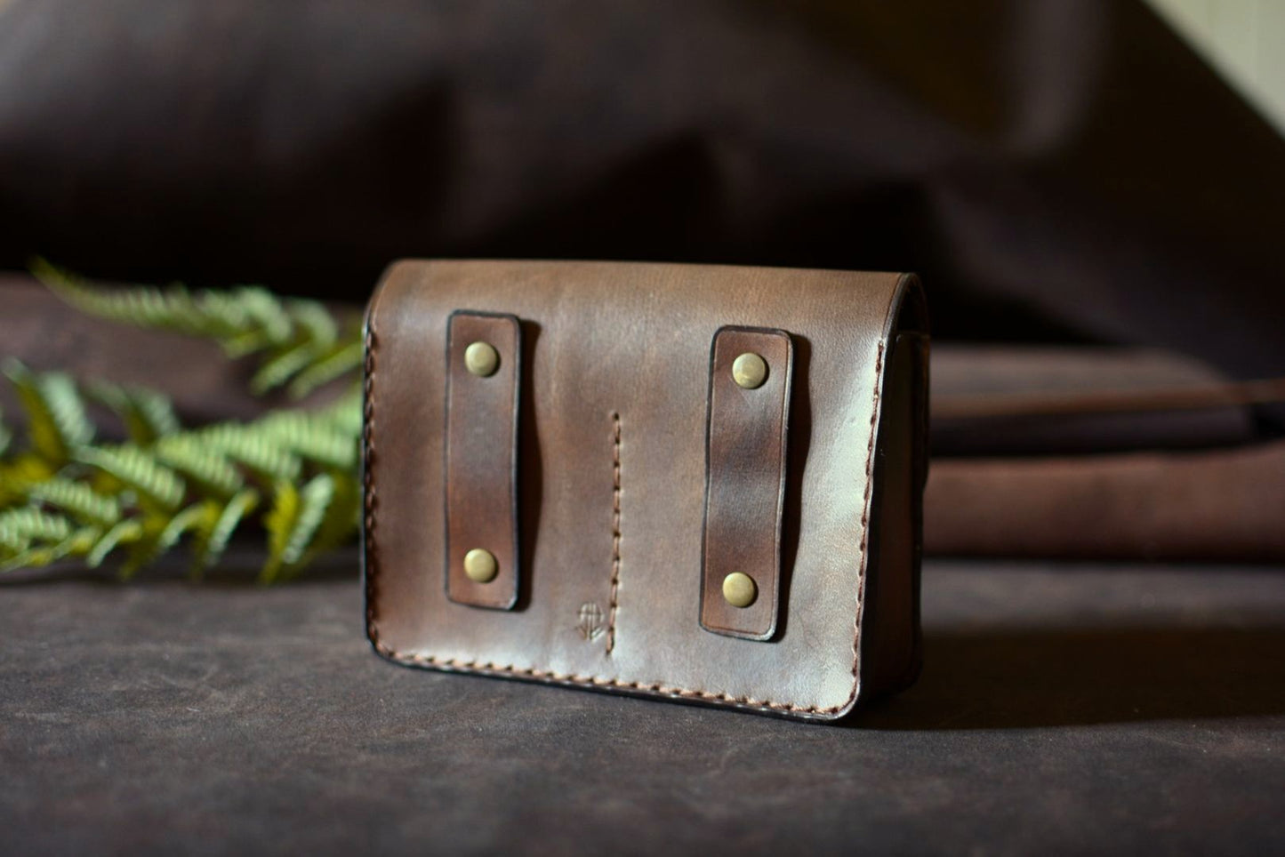 Pochette ceinture cuir tannage végétal — vue de dos avec passants ceinture, fabrication artisanale française