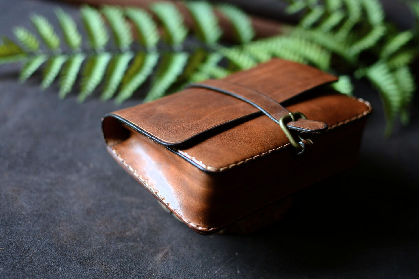 Détail boucle ardillon laiton massif — pochette ceinture cuir marron havane fait main