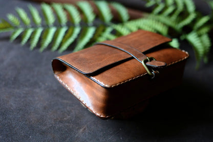 Détail boucle ardillon laiton massif — pochette ceinture cuir marron havane fait main