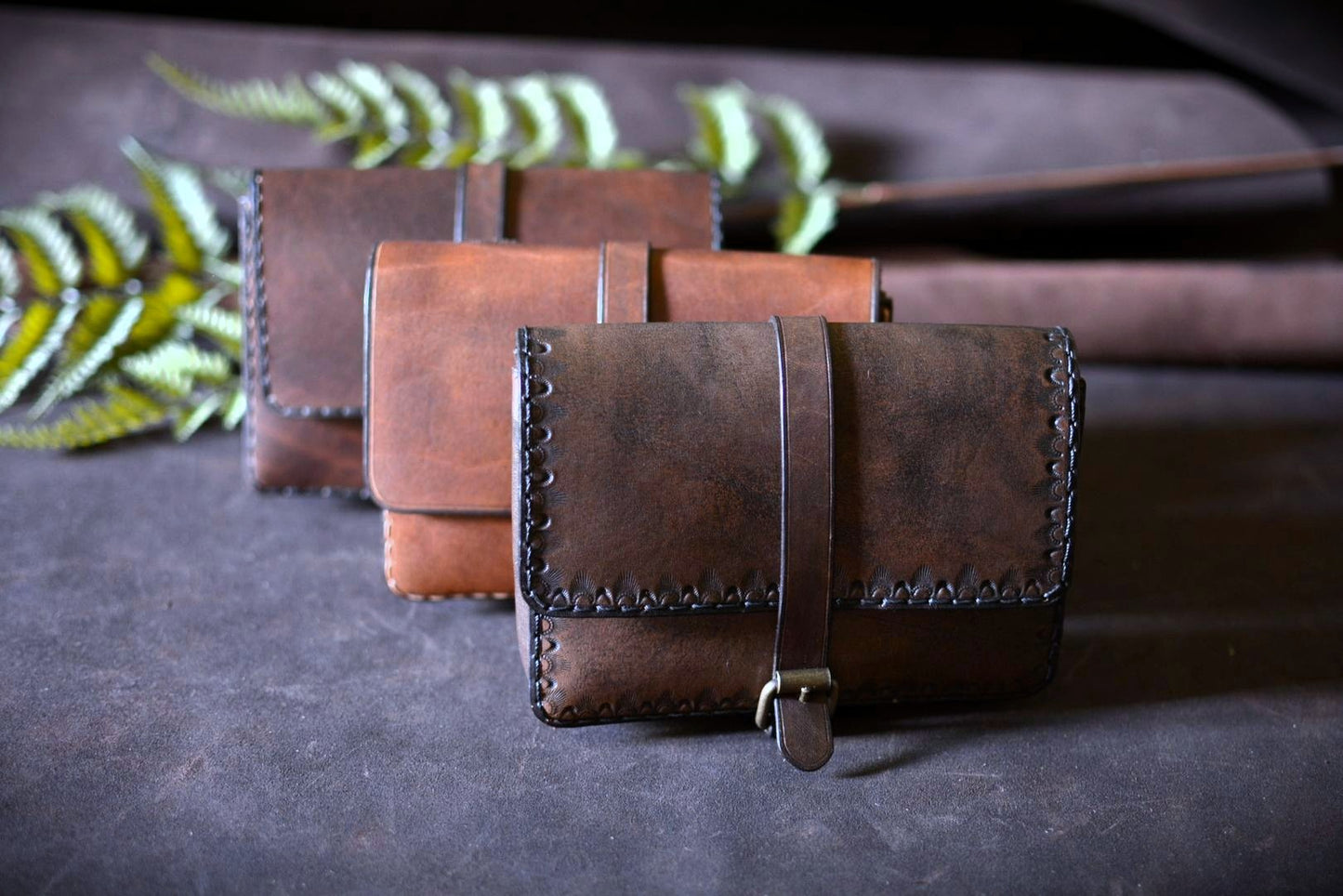 Collection pochettes ceinture en cuir tannage végétal motifs folk — Amrod & Gardarson