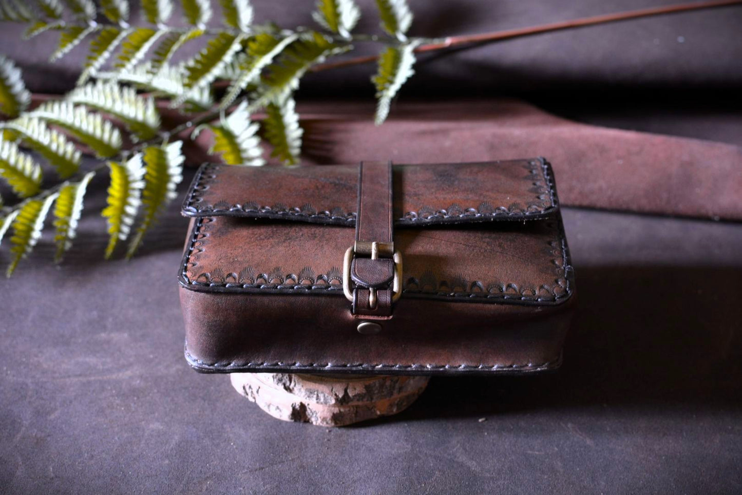 Détail boucle ardillon laiton massif — pochette ceinture cuir motifs folk fait main