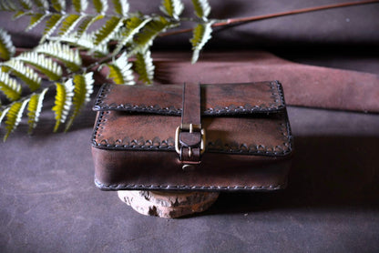 Détail boucle ardillon laiton massif — pochette ceinture cuir motifs folk fait main