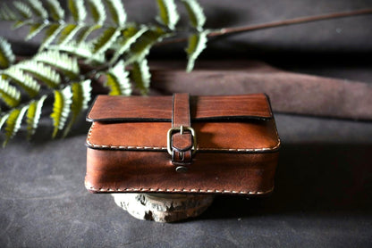 Pochette ceinture cuir tannage végétal marron havane — vue de côté soufflet, couture point sellier