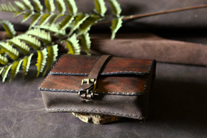 Détail boucle ardillon laiton massif — pochette ceinture cuir marron foncé fait main