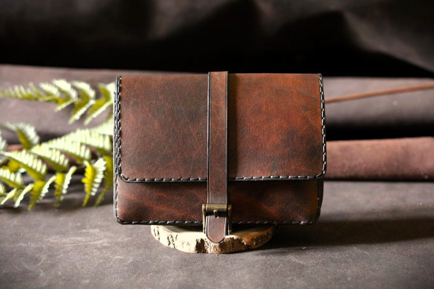 Pochette ceinture cuir tannage végétal marron foncé — vue de face, pièce unique artisanale