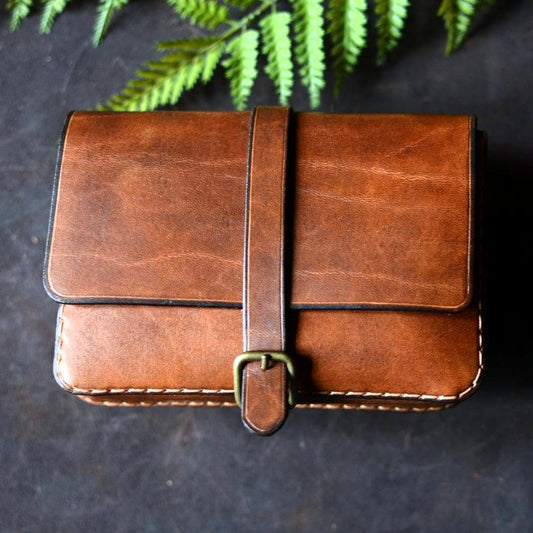 Pochette ceinture cuir tannage végétal marron havane — vue de face, pièce unique artisanale