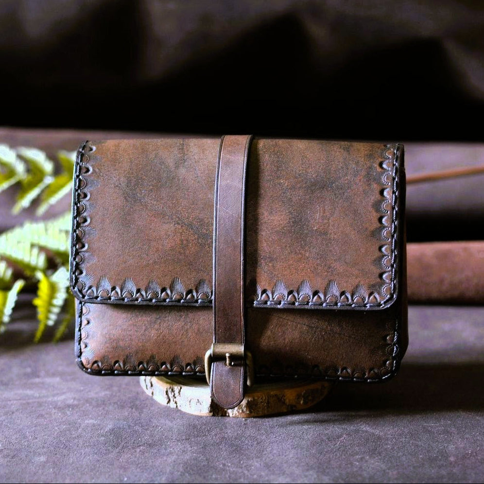 Pochette ceinture cuir tannage végétal marron et noir motifs folk — vue de face, pièce unique artisanale