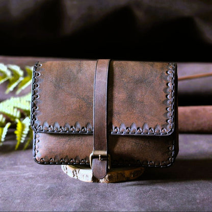 Pochette ceinture cuir tannage végétal marron et noir motifs folk — vue de face, pièce unique artisanale