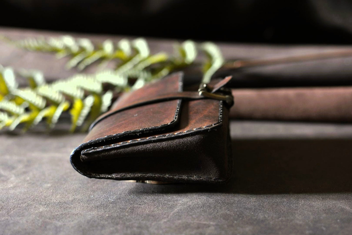 Pochette ceinture cuir tannage végétal marron foncé — vue de côté soufflet, couture point sellier
