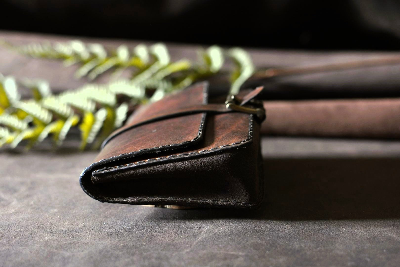 Pochette ceinture cuir tannage végétal marron foncé — vue de côté soufflet, couture point sellier