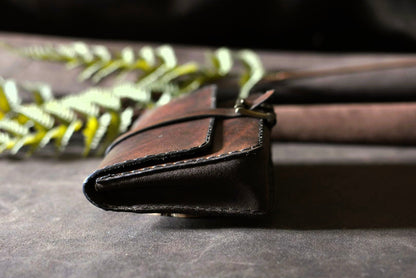 Pochette ceinture cuir tannage végétal marron foncé — vue de côté soufflet, couture point sellier