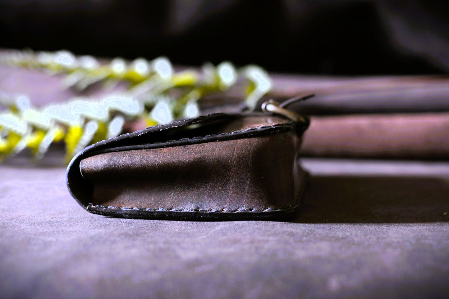 Pochette ceinture cuir tannage végétal — vue de côté soufflet, couture point sellier fil de lin