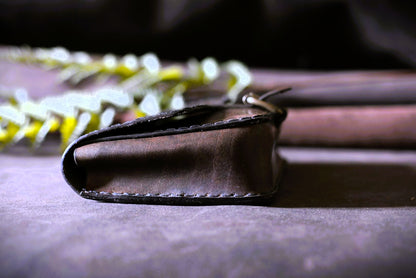 Pochette ceinture cuir tannage végétal — vue de côté soufflet, couture point sellier fil de lin