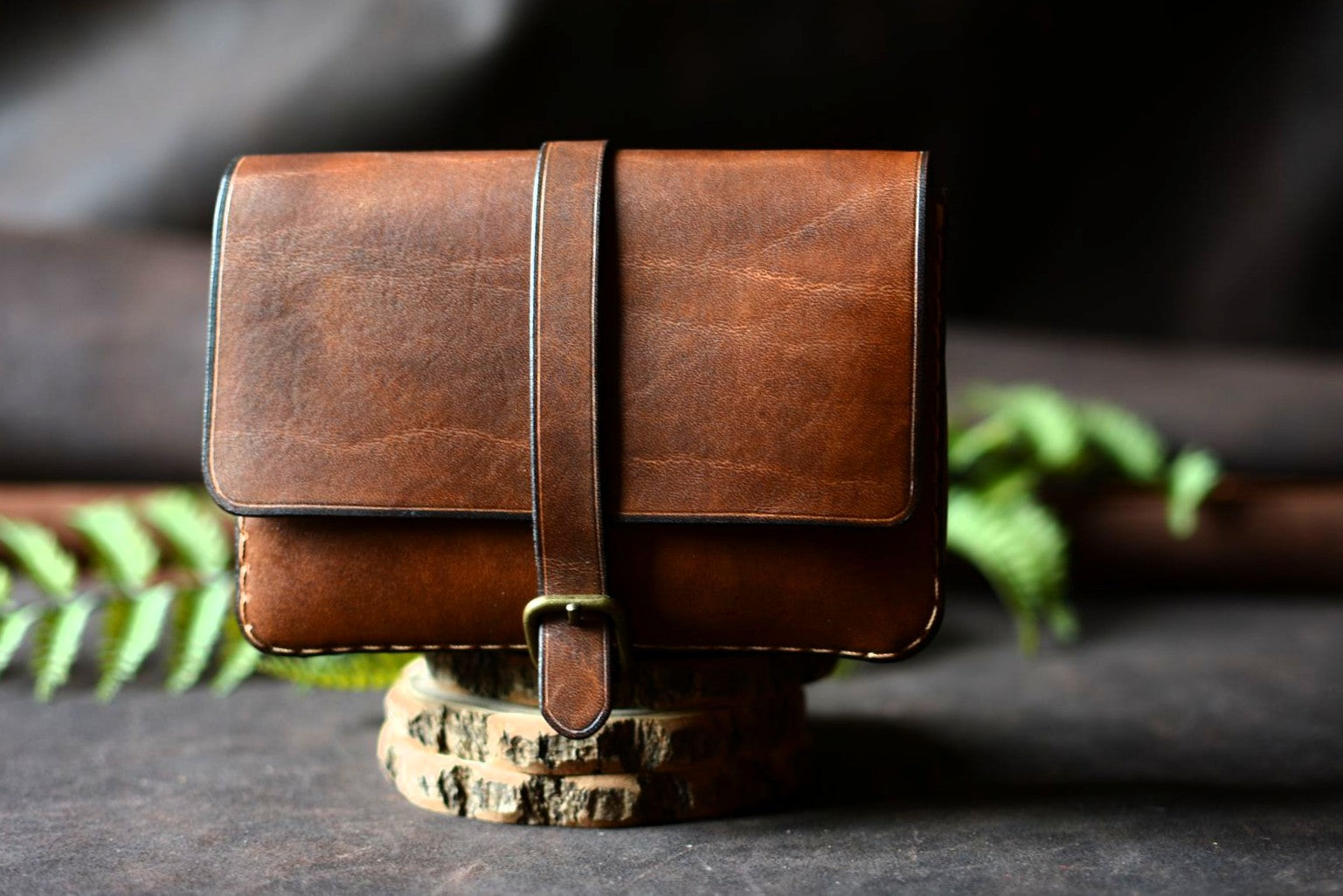 Pochette ceinture cuir tannage végétal marron havane — vue de face, pièce unique artisanale