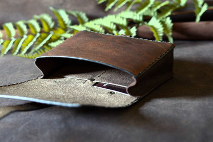 Pochette ceinture cuir ouverte — compartiments intérieurs poches à cartes, maroquinerie artisanale