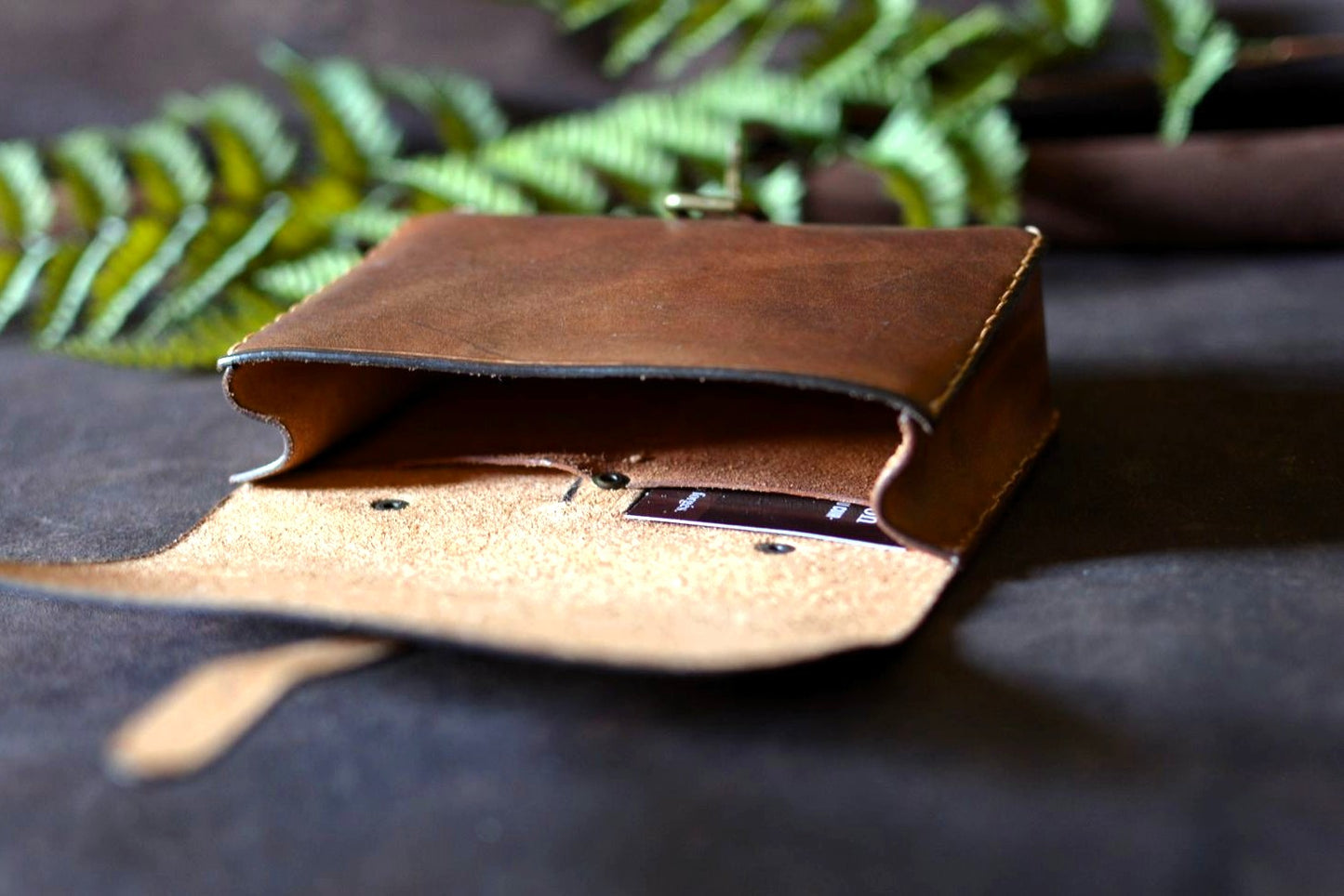 Pochette ceinture cuir ouverte — compartiments intérieurs poches à cartes, maroquinerie artisanale