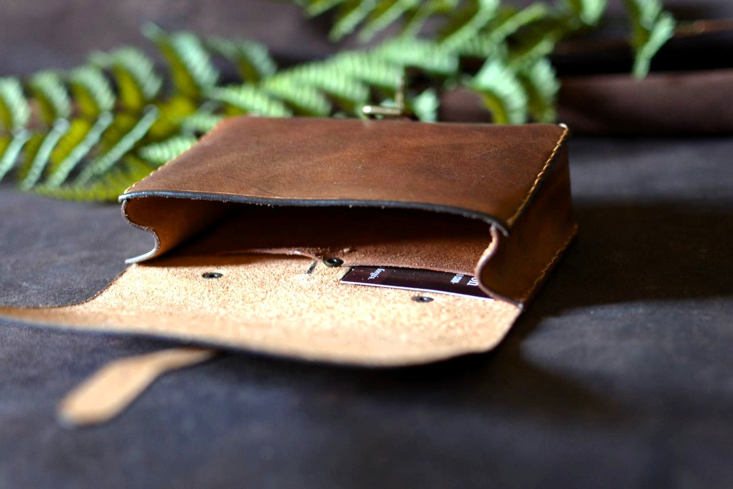 Pochette ceinture cuir ouverte — compartiments intérieurs poches à cartes, maroquinerie artisanale