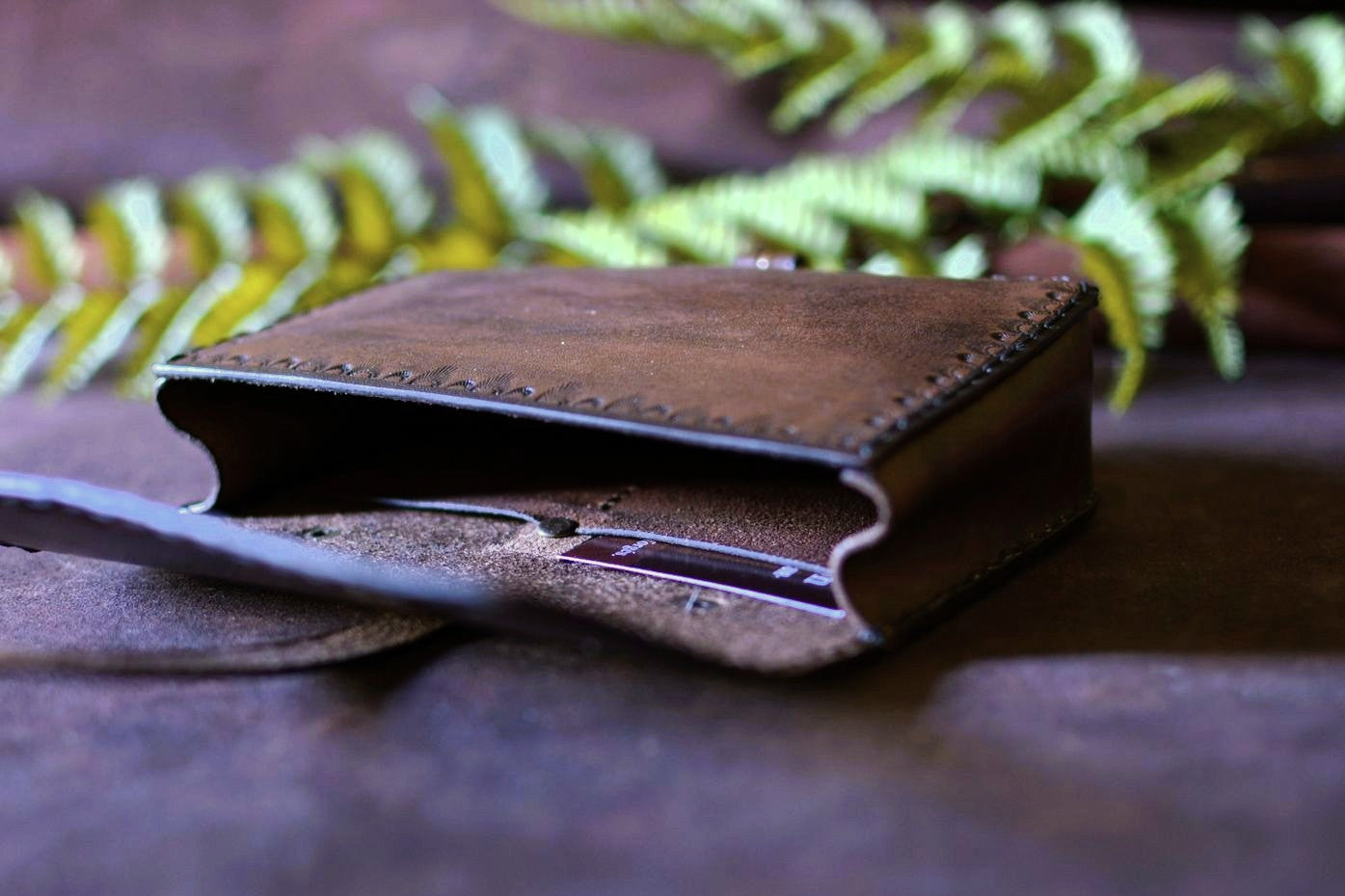 Pochette ceinture cuir ouverte — compartiments intérieurs poches à cartes, maroquinerie artisanale