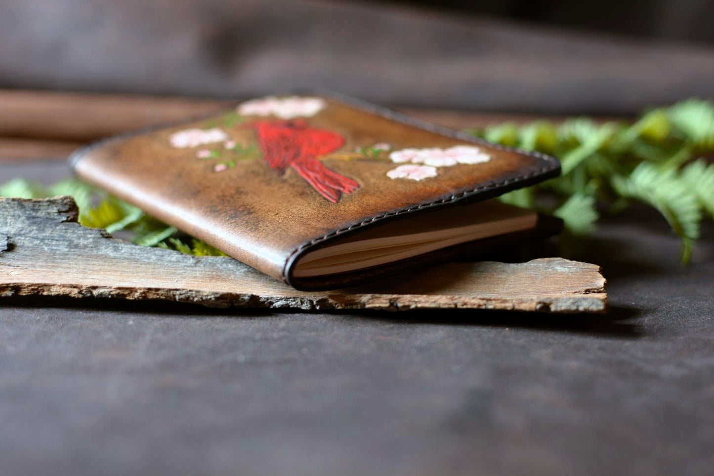 Porte carnet artisanal en cuir cardinal rouge - vue du bas et détail couture