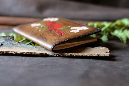 Porte carnet artisanal en cuir cardinal rouge - vue du bas et détail couture