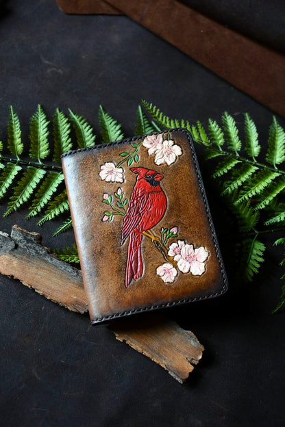 Porte carnet en cuir tannage végétal cardinal rouge sculpté à la main - vue de face - Atelier d'Amrod