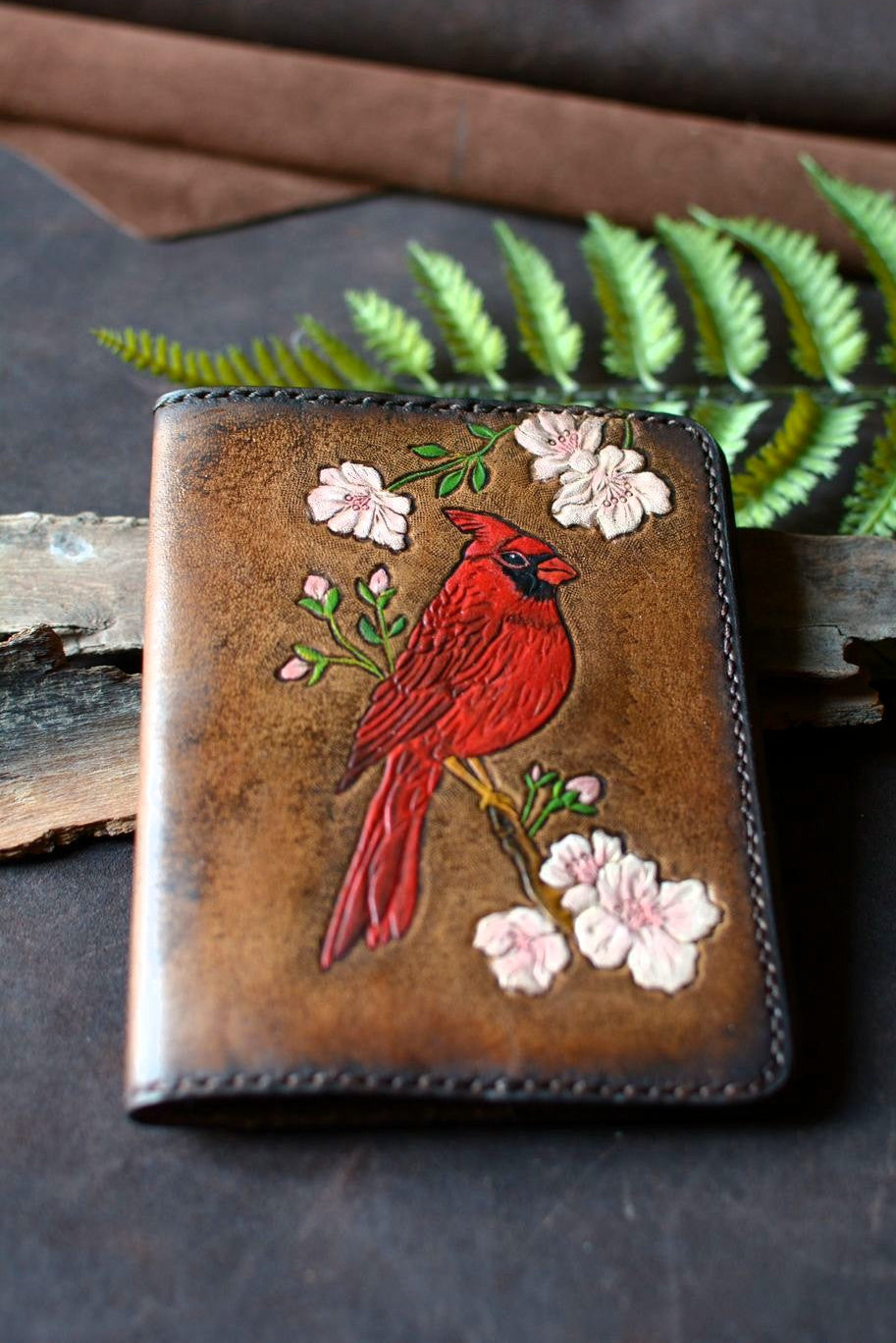 Porte carnet en cuir tannage végétal cardinal rouge sculpté à la main - vue de face - Atelier d'Amrod