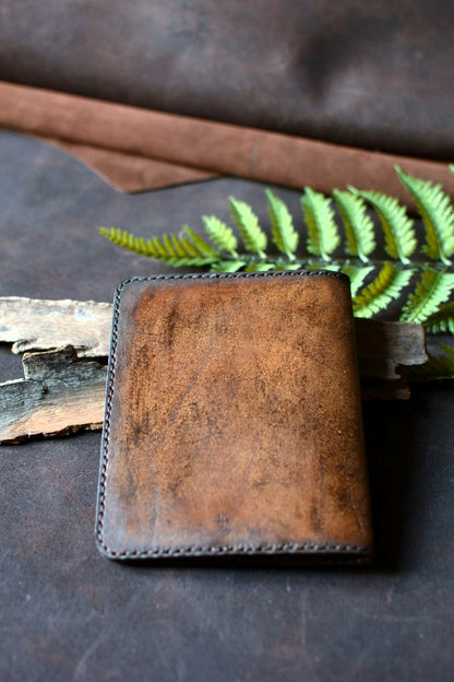 Porte carnet en cuir tannage végétal cardinal rouge - vue de dos - Atelier d'Amrod