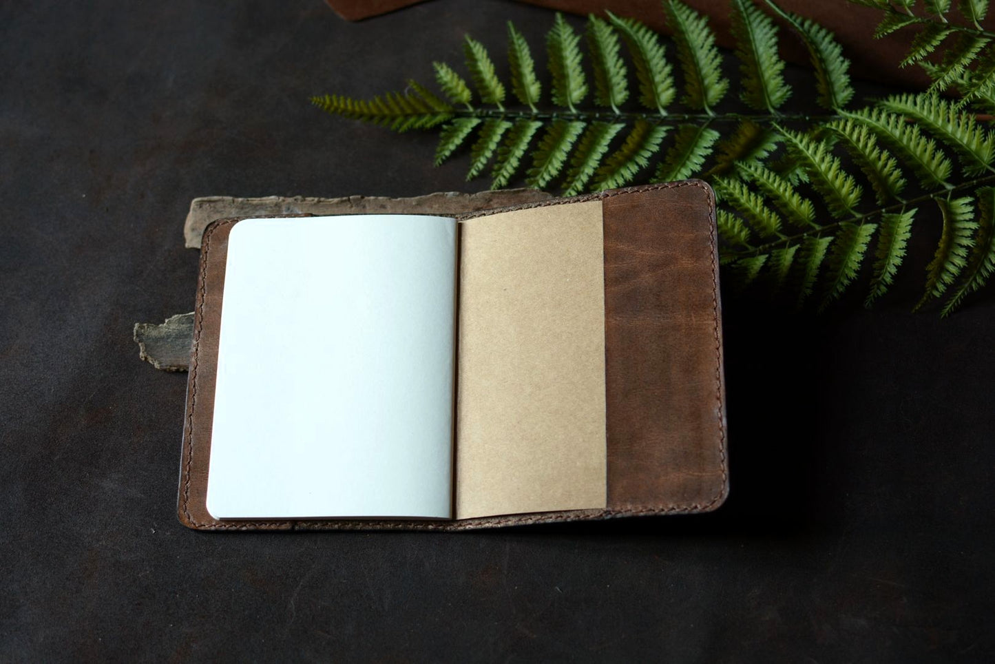 Porte carnet en cuir ouvert dernière page - carnet A6 inclus 90 pages - Atelier d'Amrod