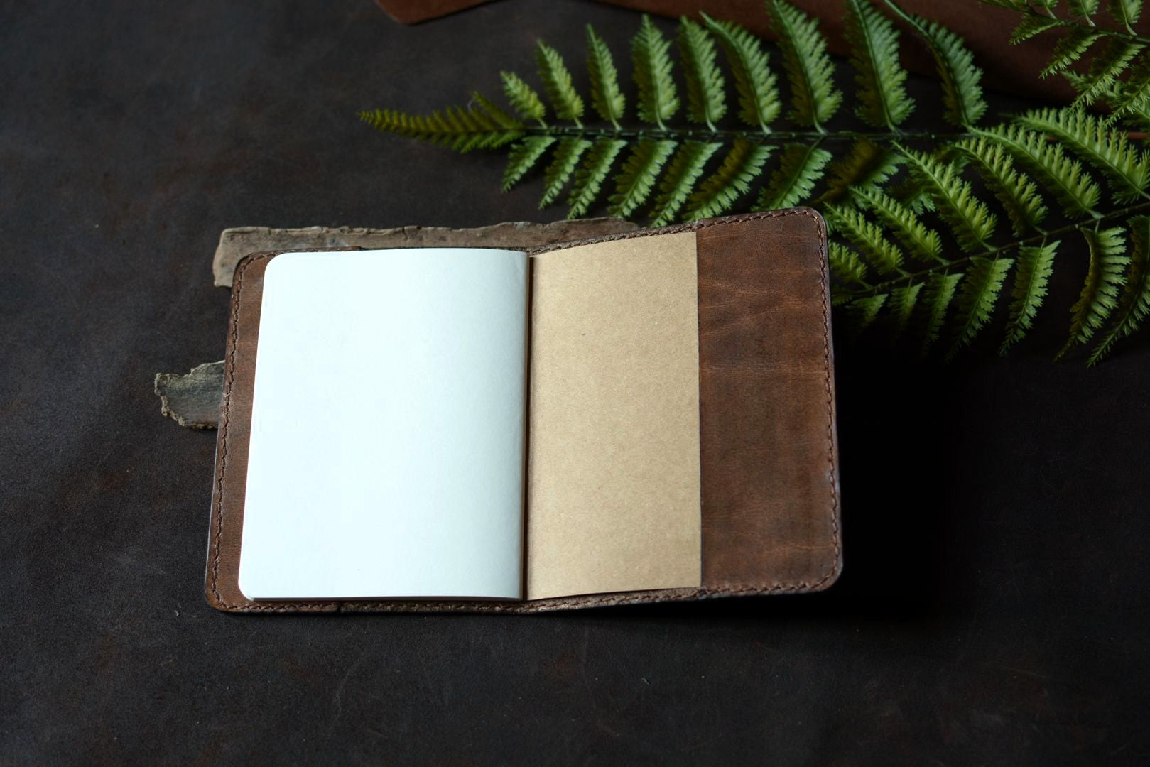 Porte carnet en cuir ouvert dernière page - carnet A6 inclus 90 pages - Atelier d'Amrod