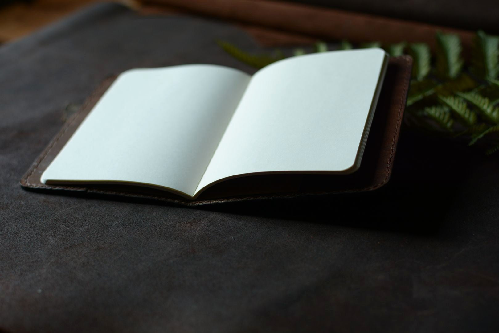 Porte carnet en cuir tannage végétal ouvert - intérieur et carnet inclus - Atelier d'Amrod