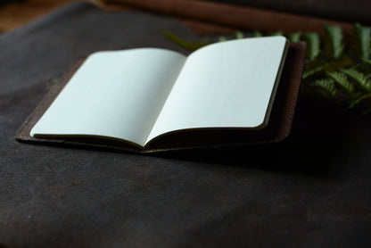 Porte carnet en cuir tannage végétal ouvert - intérieur et carnet inclus - Atelier d'Amrod