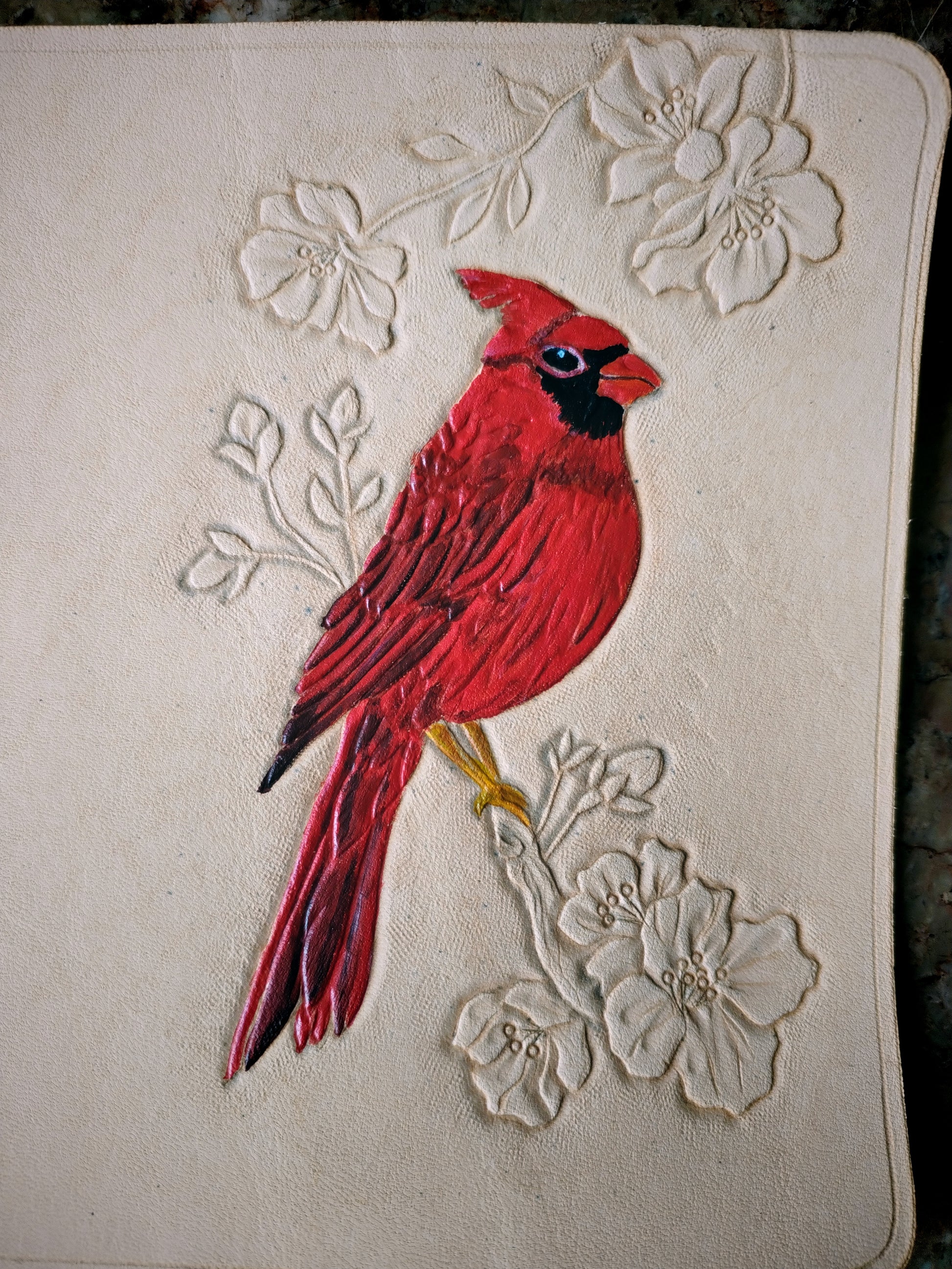 Peinture à la main du motif cardinal rouge sur cuir tannage végétal - savoir-faire Atelier d'Amrod