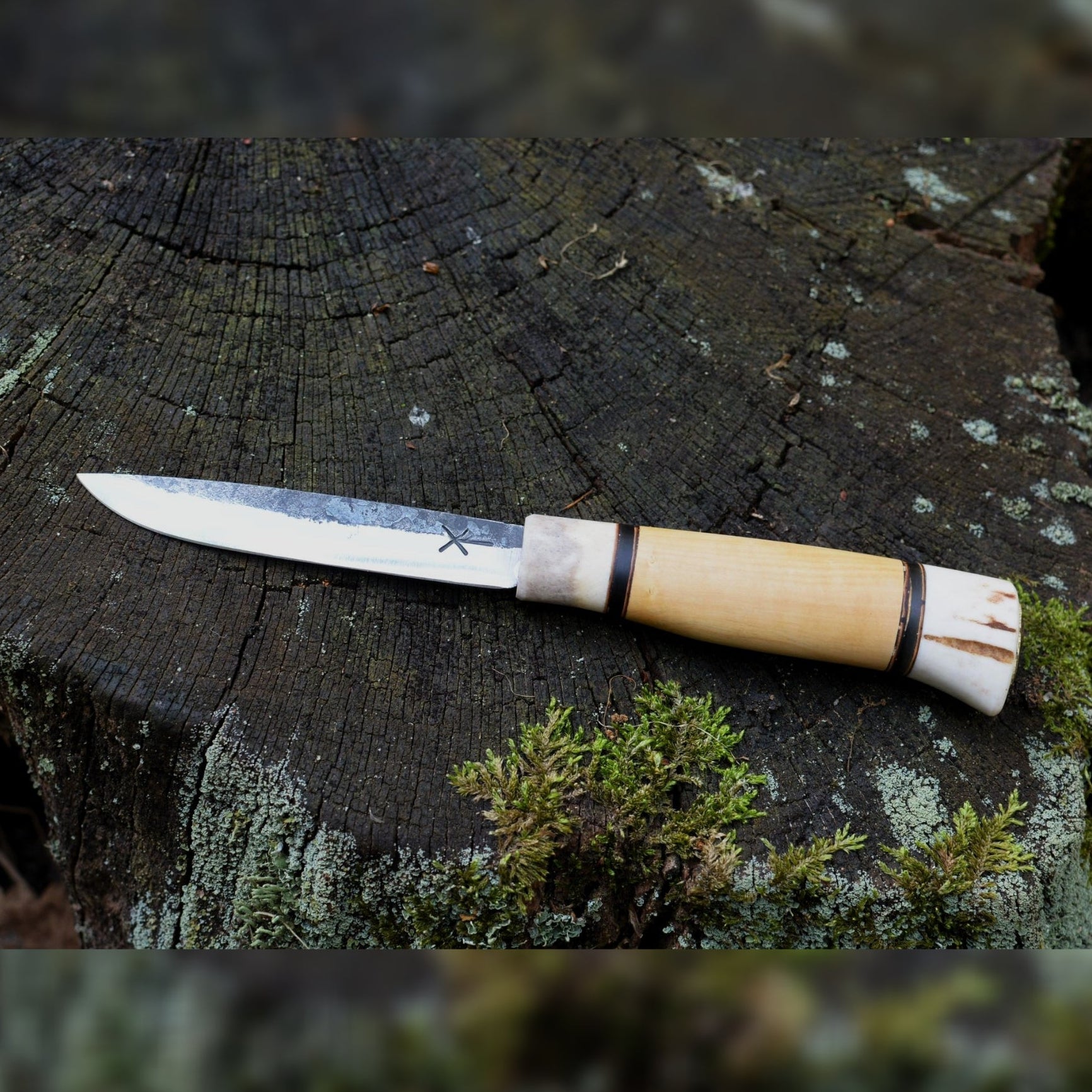 Puukko forgé main acier XC75 manche buis corne de vache bois de cerf - vue de face - Forge Gardarson