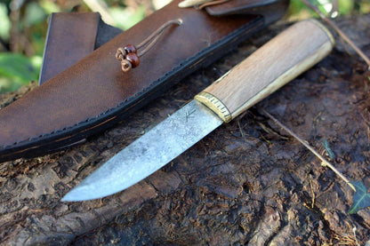 Puukko forgé main acier C130 en milieu naturel - couteau outdoor bushcraft artisanal - Forge Gardarson