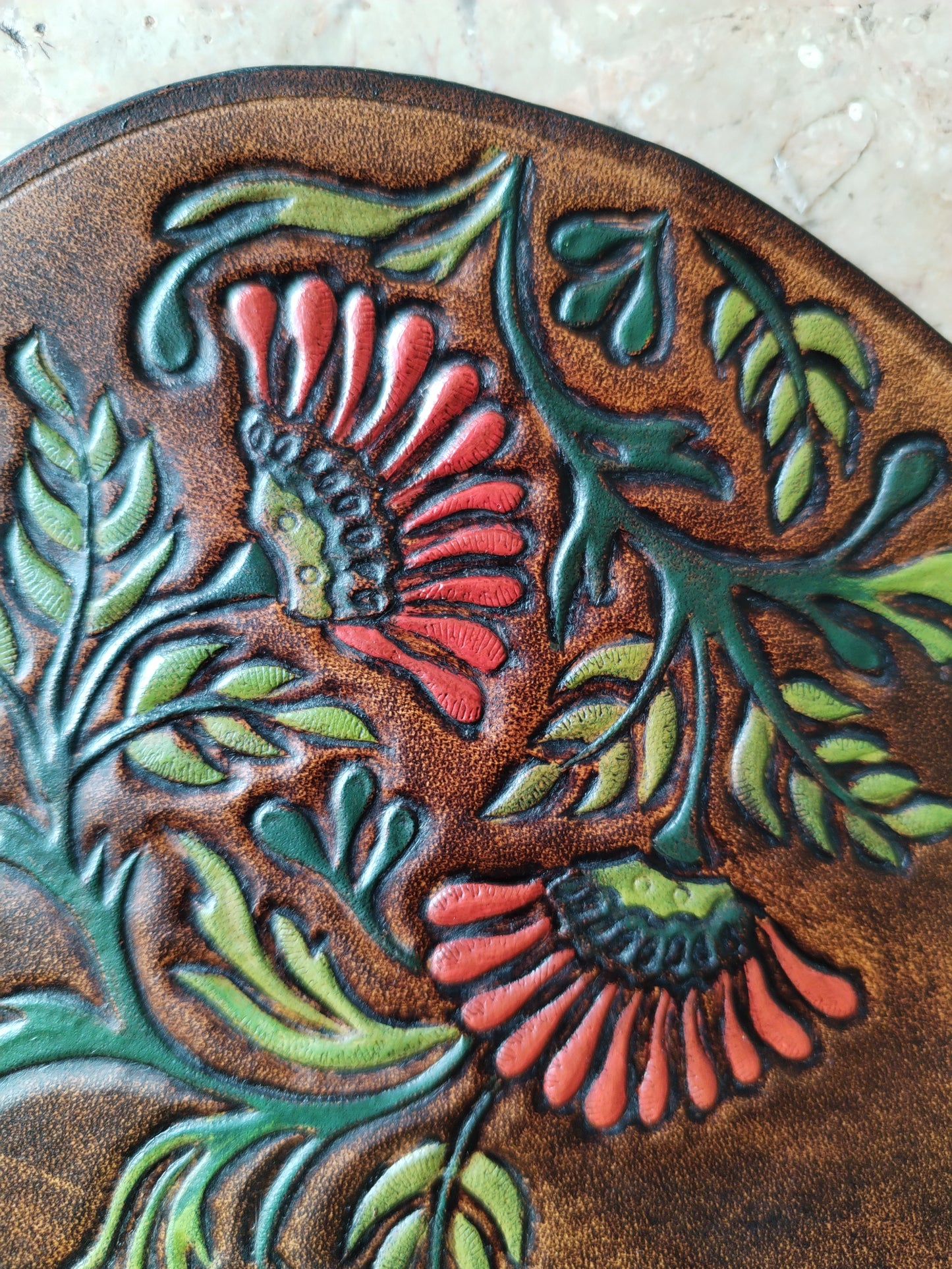 Sacoche en cuir repoussé avec motif floraux