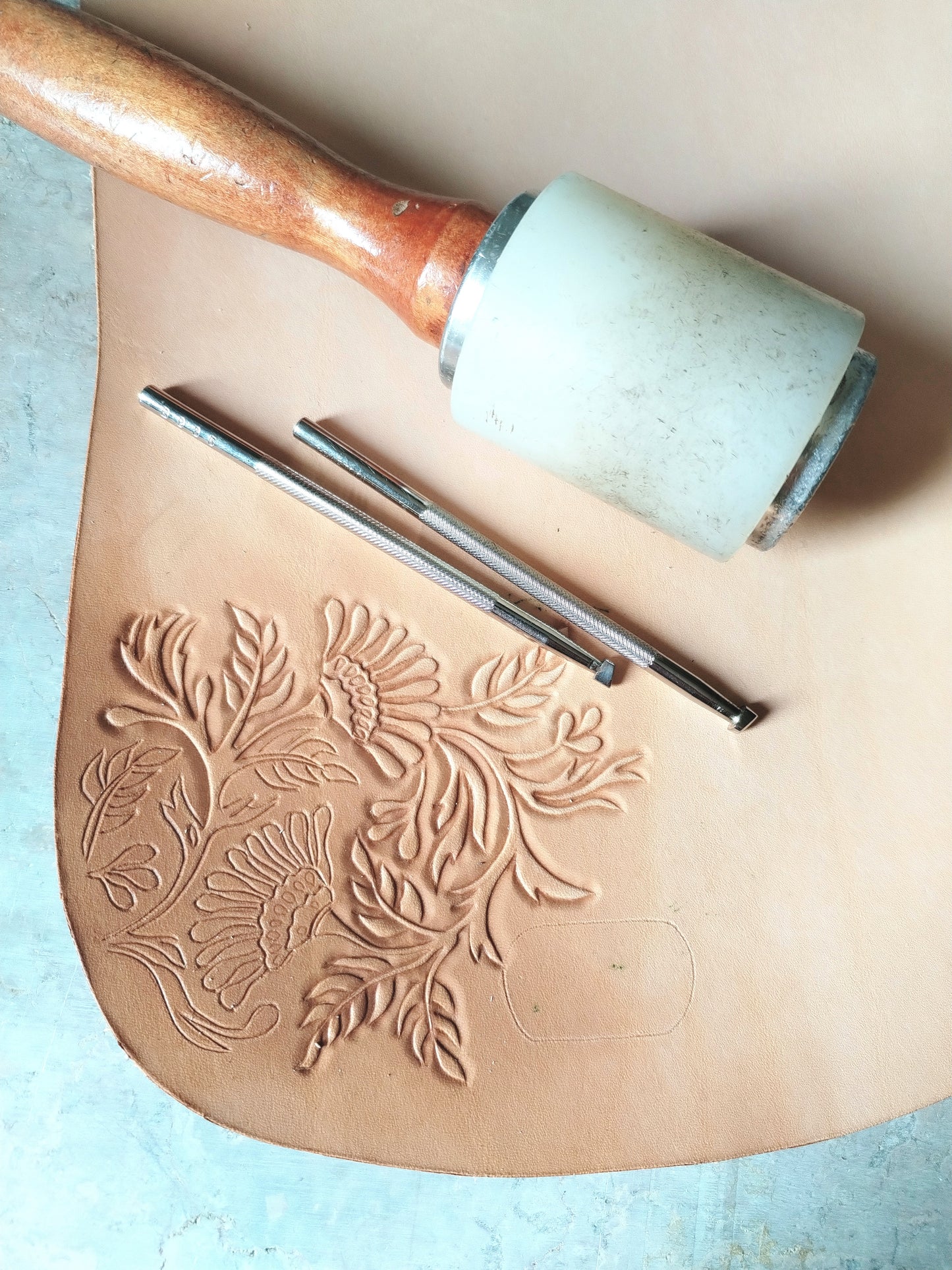 Sacoche en cuir repoussé avec motif floraux
