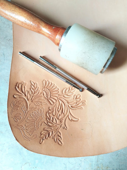 Sacoche en cuir repoussé avec motif floraux