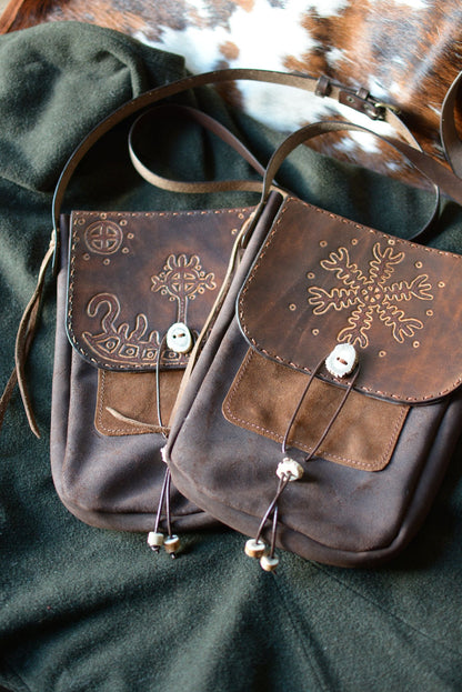 Collection Pétroglyphes des sacs Dana Amrod & Gardarson, artisanat traditionnel cuir et forge