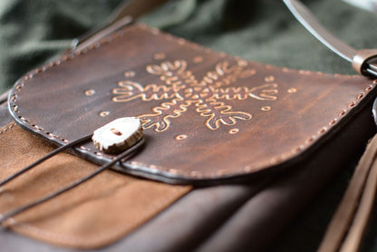 détail du sac avec fermoir en os