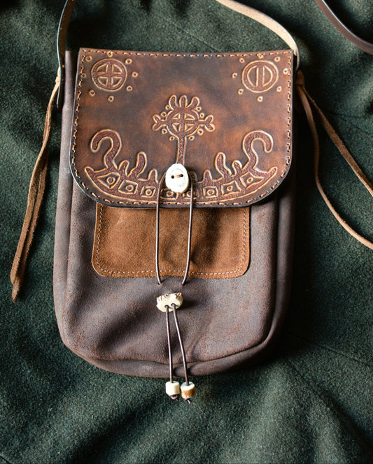 sac en cuir artisanal avec drakkar sculpté et perles en os