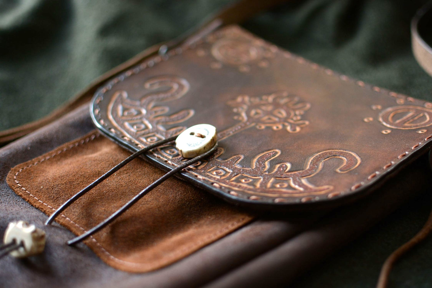 détail du sac avec repoussage drakkar et fermoir en os