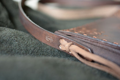 détail de la sangle solidement fixée avec un lien robuste en cuir 