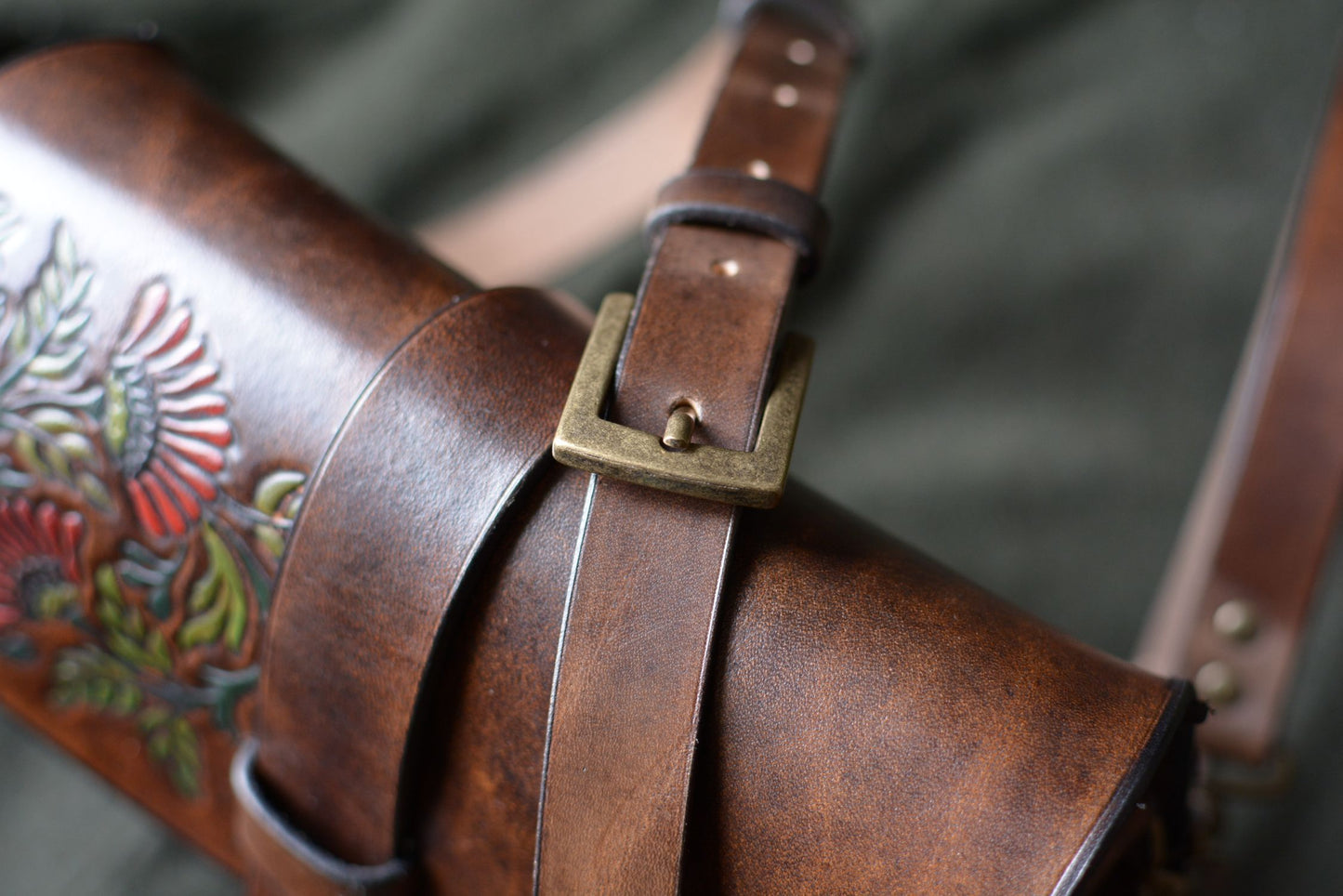 Sacoche en cuir repoussé avec motif floraux