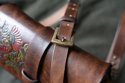 Sacoche en cuir repoussé avec motif floraux