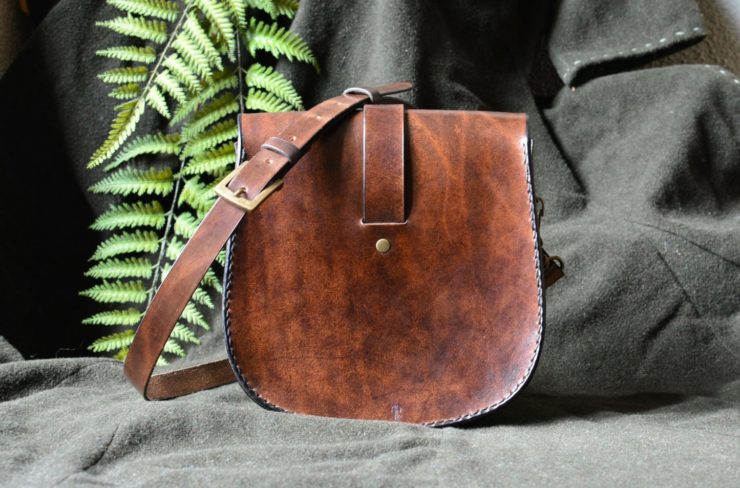 Sacoche en cuir repoussé avec motif floraux