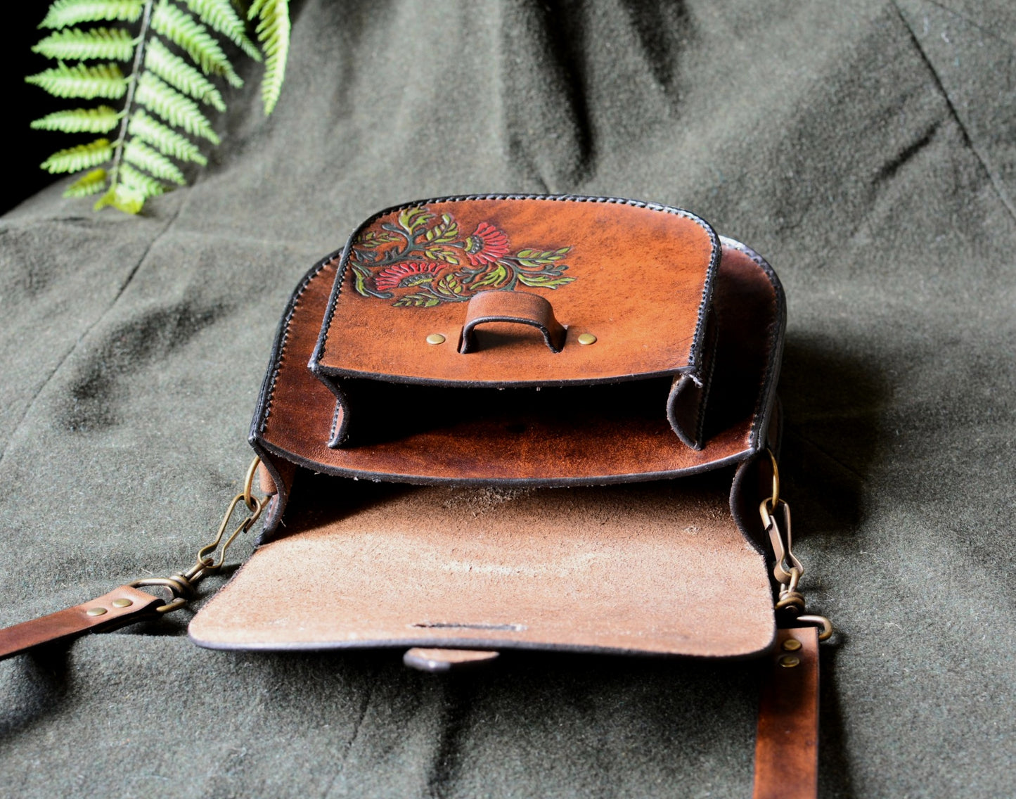 Sacoche en cuir repoussé avec motif floraux