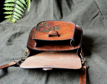 Sacoche en cuir repoussé avec motif floraux